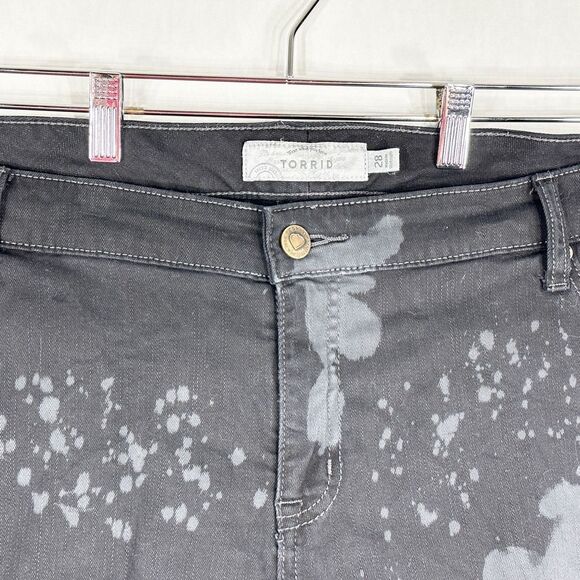 Torrid Plus Size 28 Denim Shorts Black Bleached Raw Hem Cut Off 3 Inch Jean 1648 - Picture 8 of 10